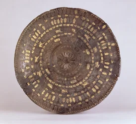 Schaal met tien cirkels van Scythische motieven, uit Ziwiyeh, Iran, c.7e eeuw v.Chr. (zilver met goud inleg)